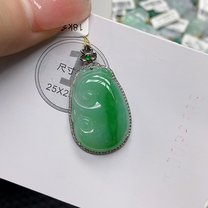 颈饰18K金镶嵌翡翠