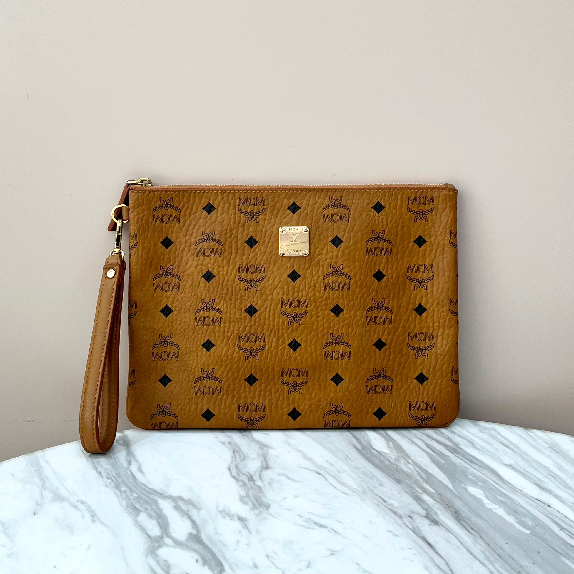 99新 MCM MCM干邑色手拿包，98新，公价约3300，尺寸约30*21