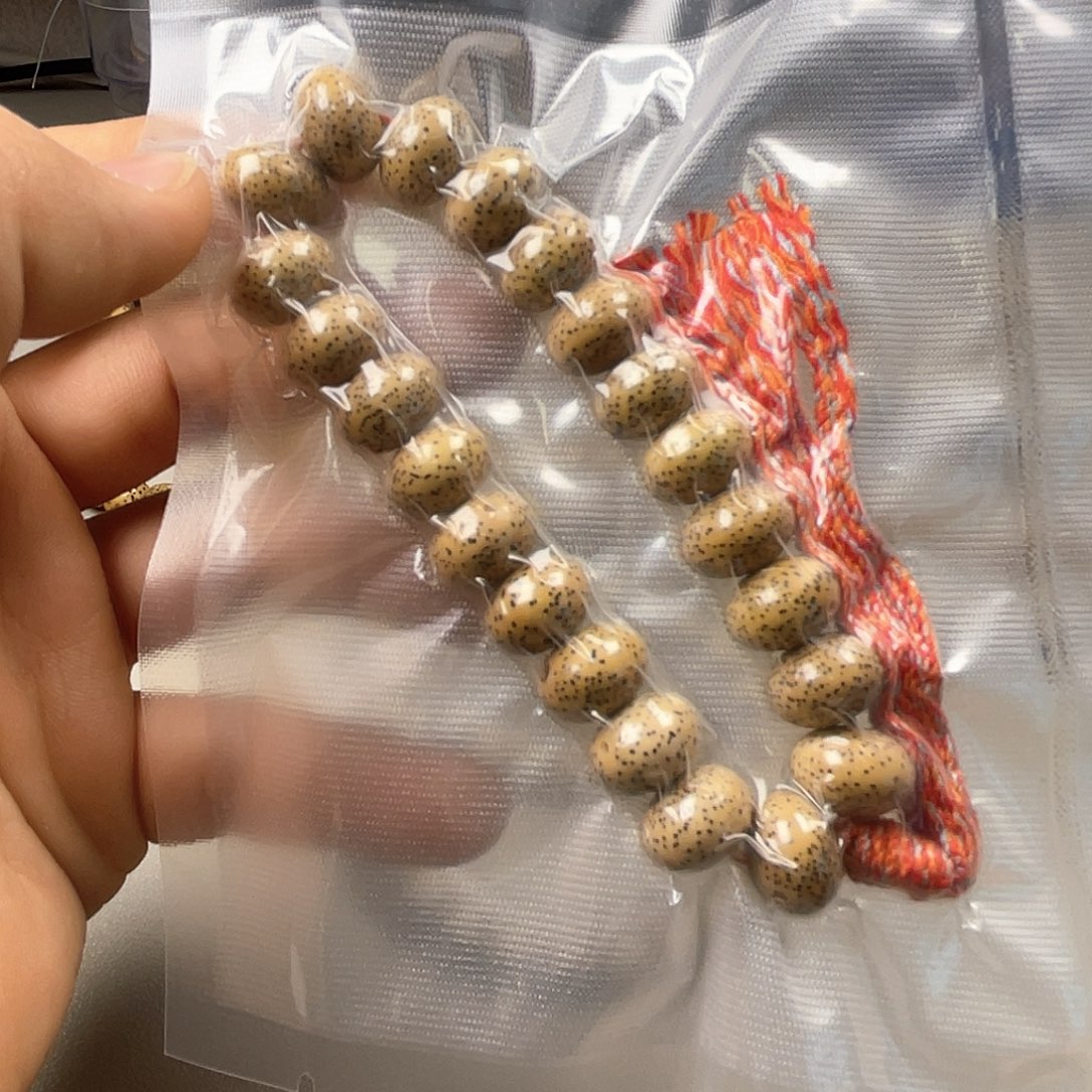 星月菩提手串鸡油黄苹果珠