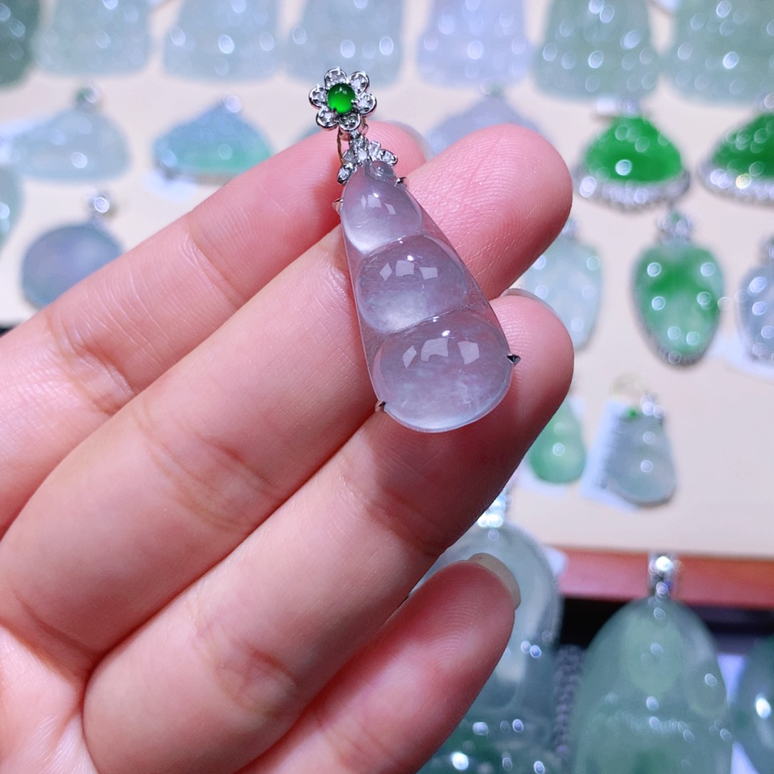 颈饰18K金镶嵌翡翠福豆