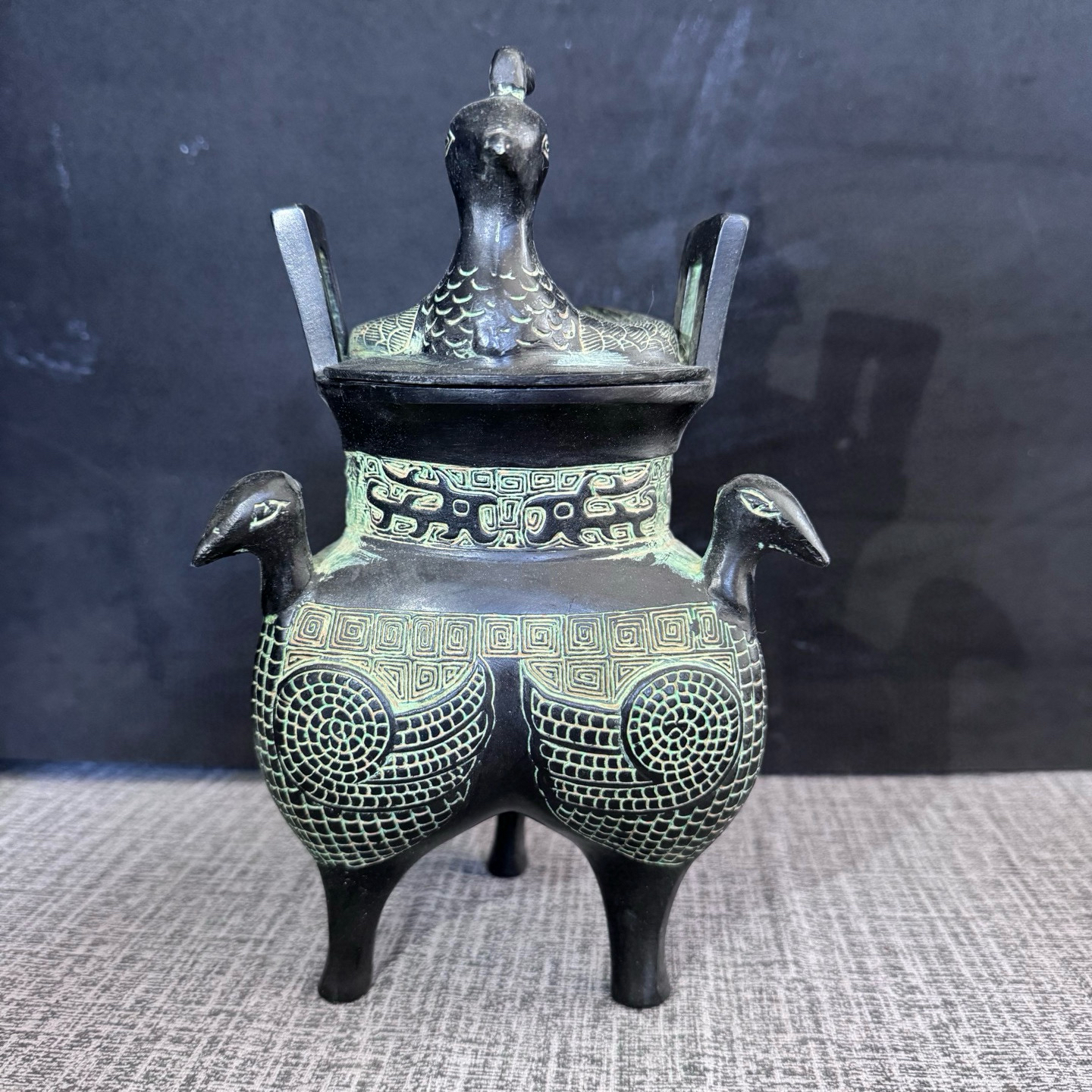 仿西周三足鬲 高度21厘米长度13厘米博古架