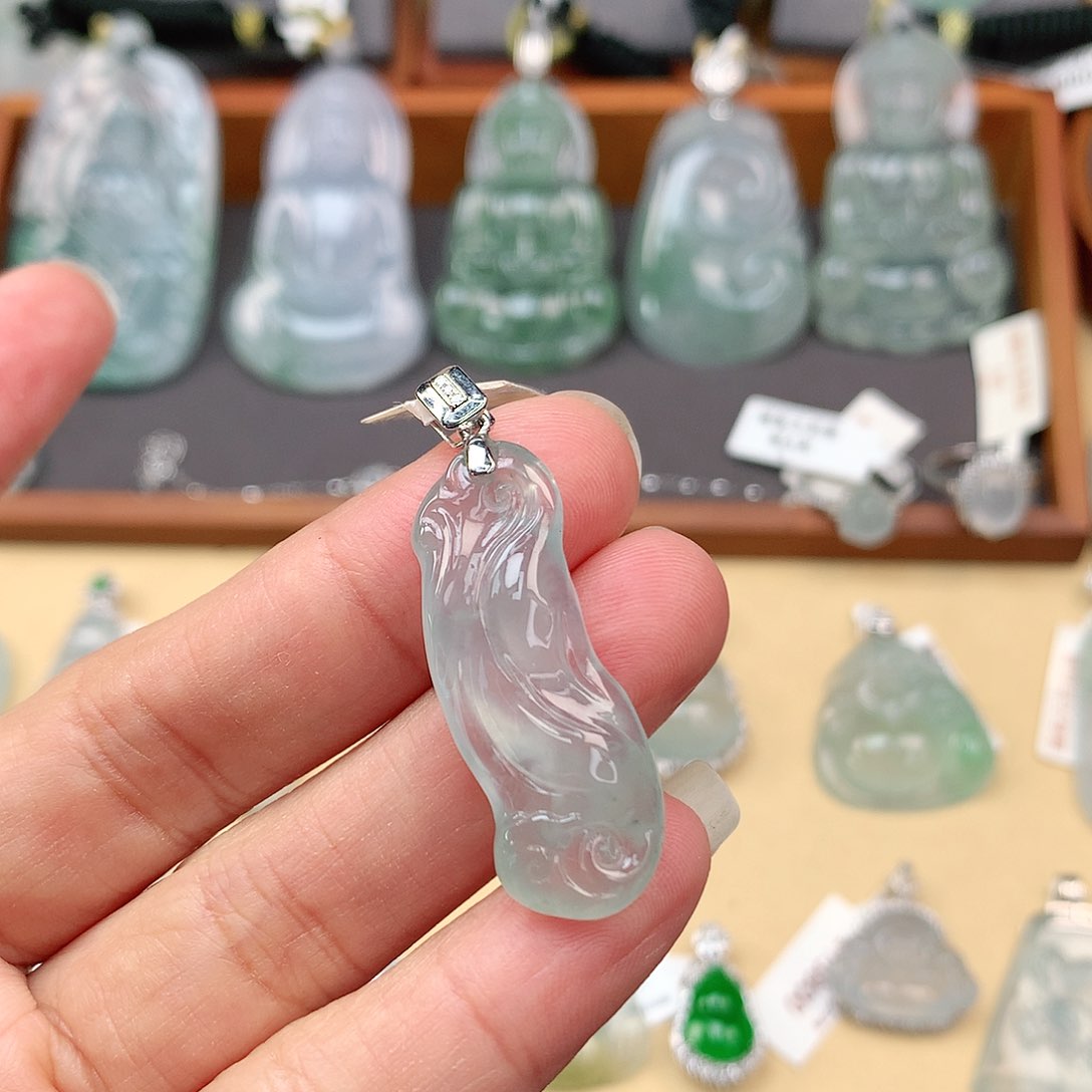 翡翠颈饰18K金镶嵌水浪