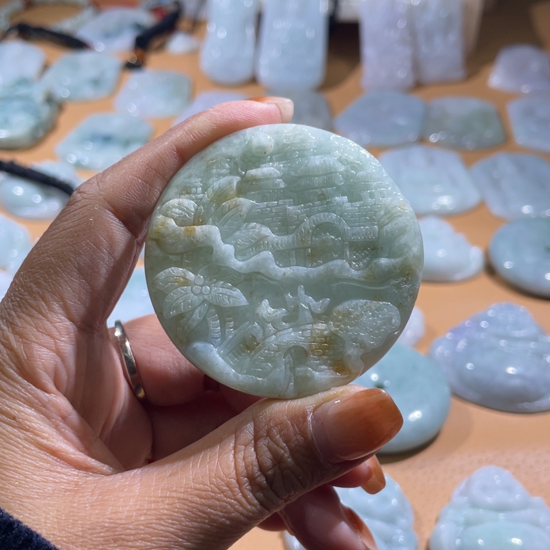 翡翠未镶嵌颈饰山水