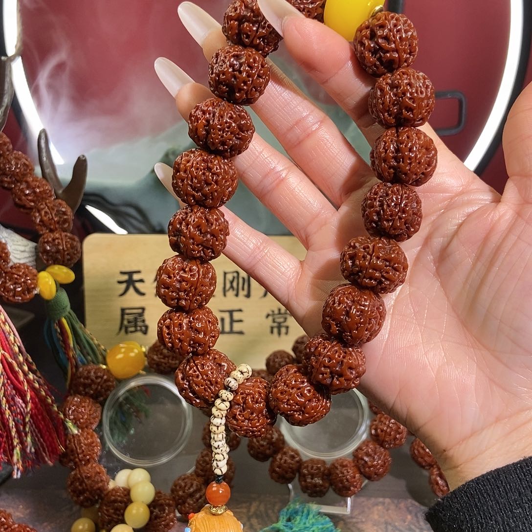 金刚菩提吊坠520手持。