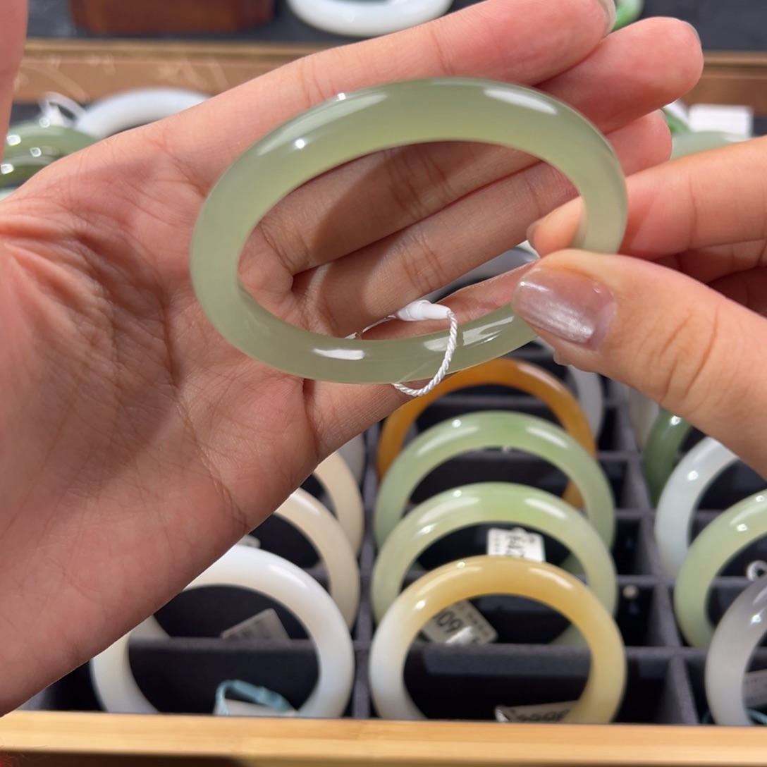 和田玉未镶嵌手镯