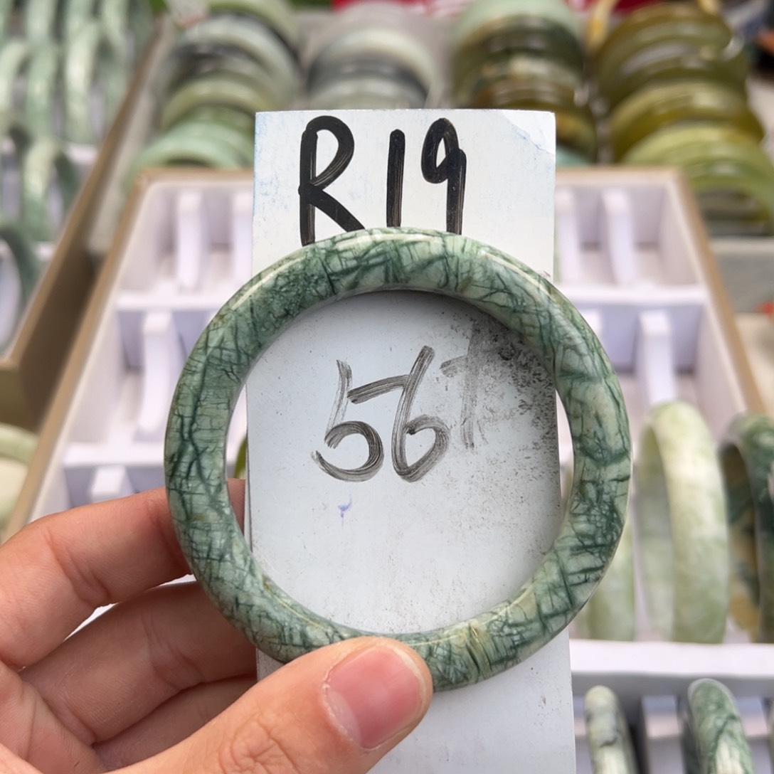 岫玉手镯未镶嵌天然岫玉微瑕，可以正常佩戴