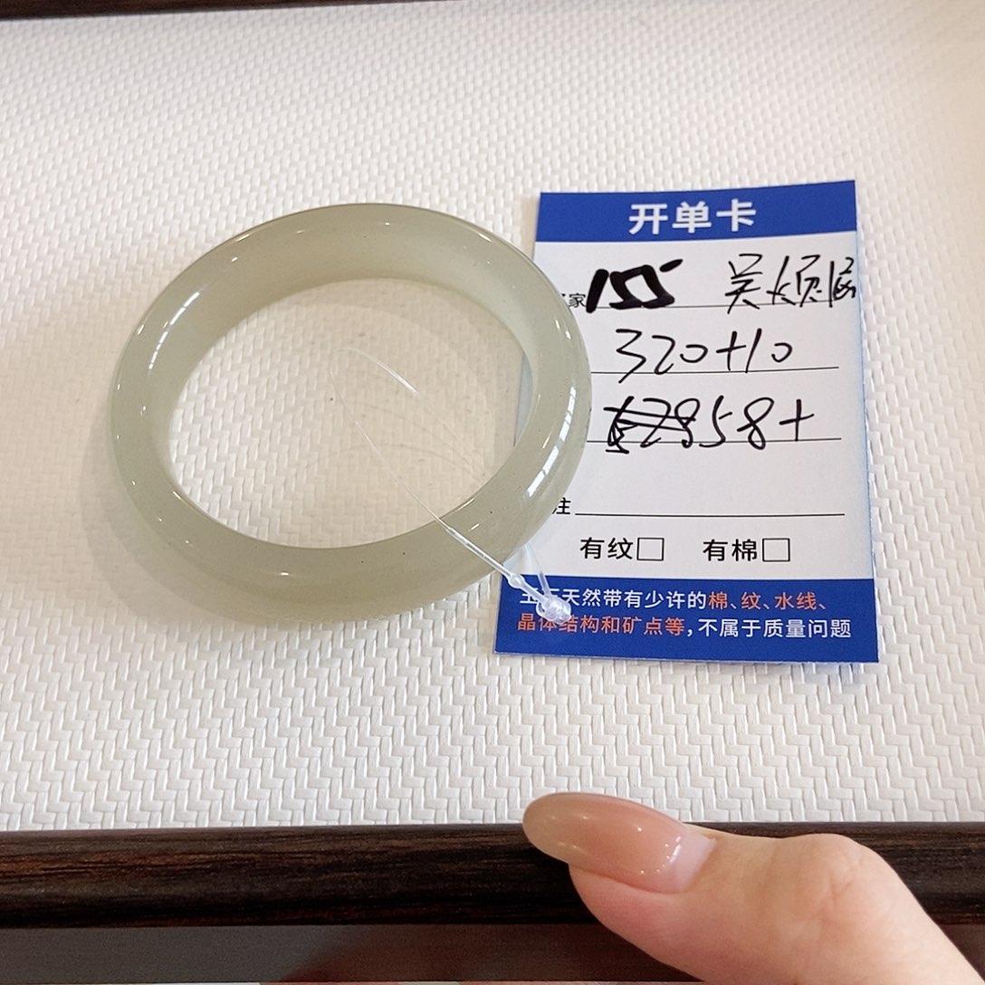 未镶嵌手镯石英质玉