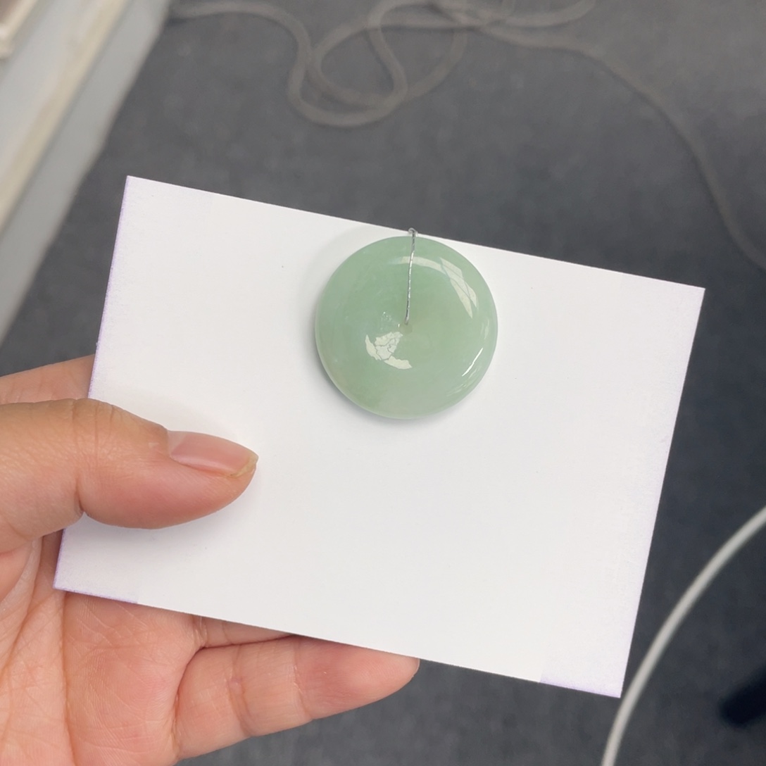 翡翠颈饰未镶嵌平安扣