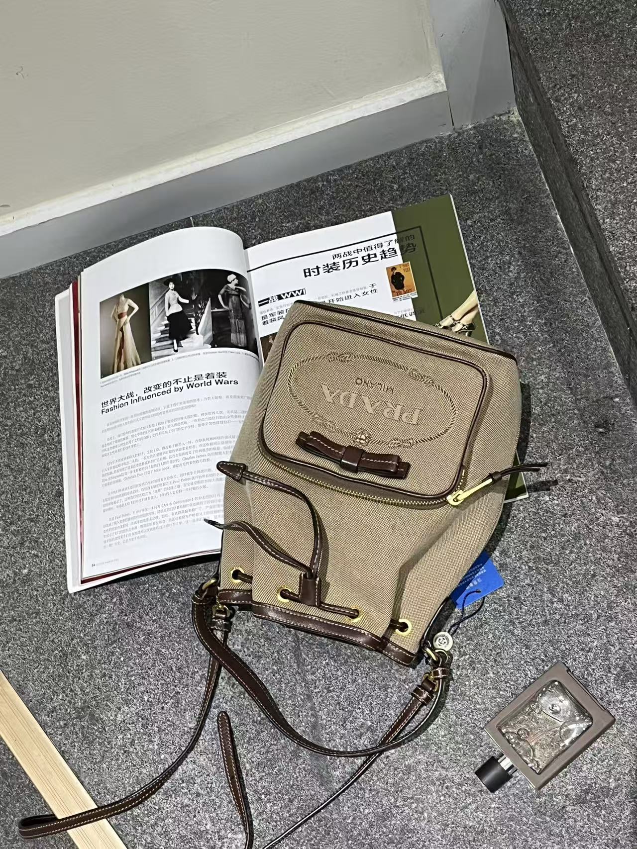95新 Prada/普拉达 帆布拼皮抽绳小水桶手提单肩包A1351