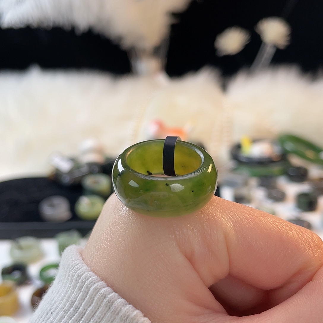 豆***子和田玉未镶嵌戒指k108碧玉乌兰海墩墩17.8mm