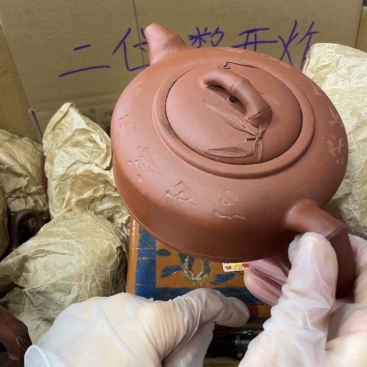 茶壶紫砂原矿泥料，手工制作的一把紫砂壶。