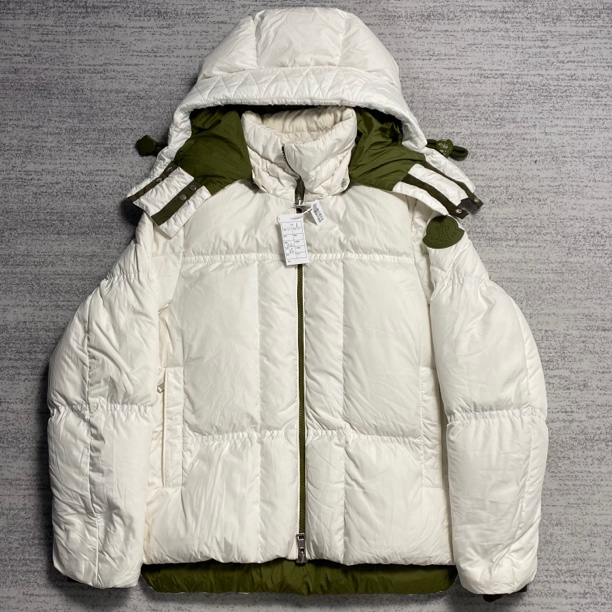 99新 MONCLER 蒙口 盟可睐 白色墨绿色胶牌logo连帽羽绒服 1码