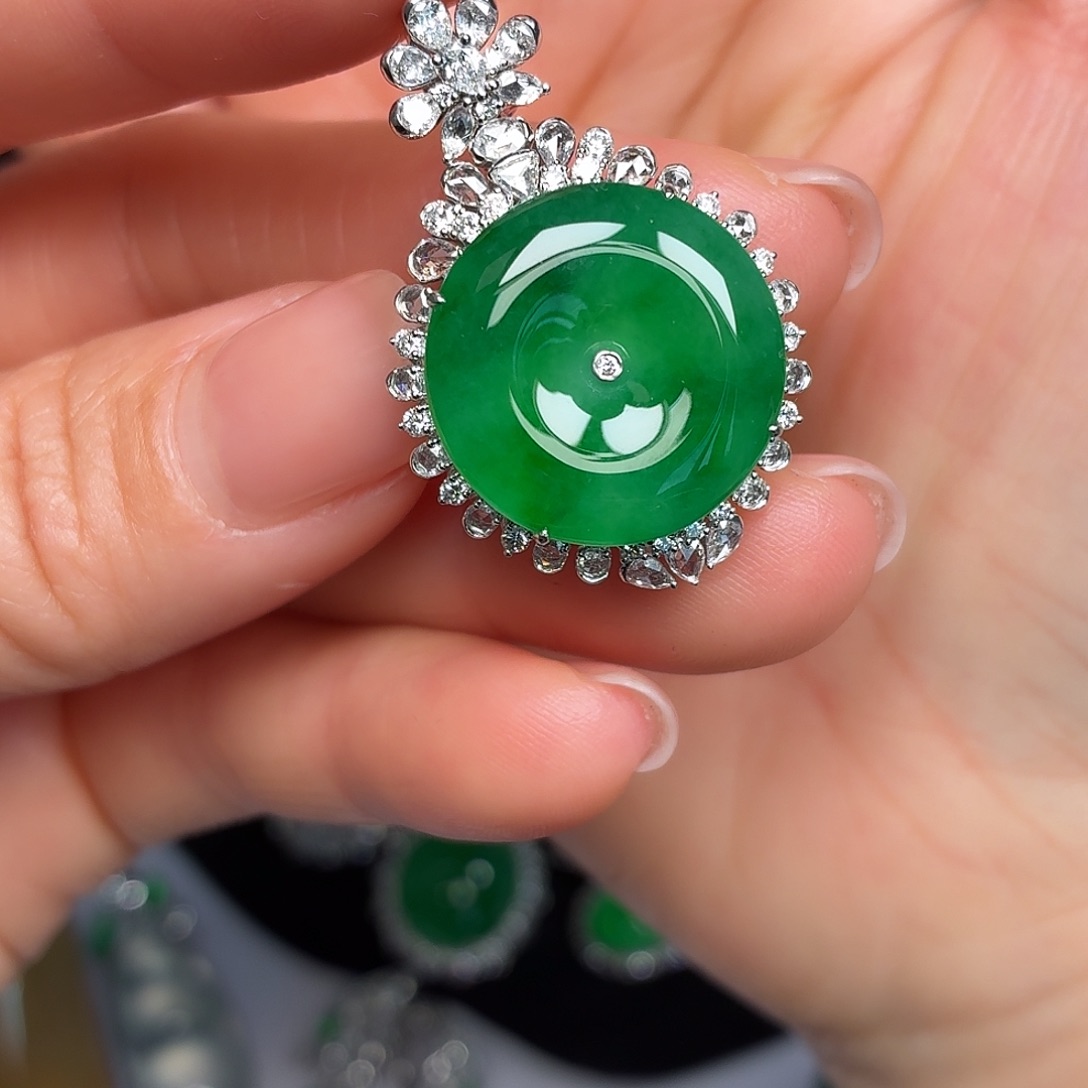 翡翠18K金镶嵌颈饰