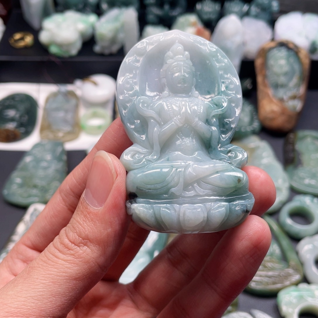 颈饰未镶嵌翡翠8****?翡翠