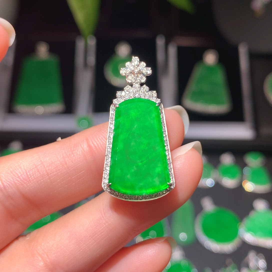 翡翠颈饰18K金镶嵌翡翠