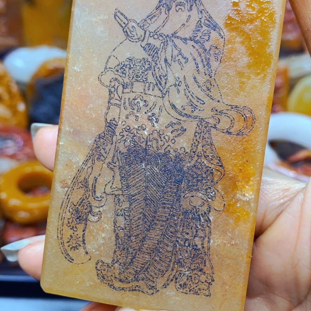 未镶嵌石英质玉（黄龙玉）颈饰