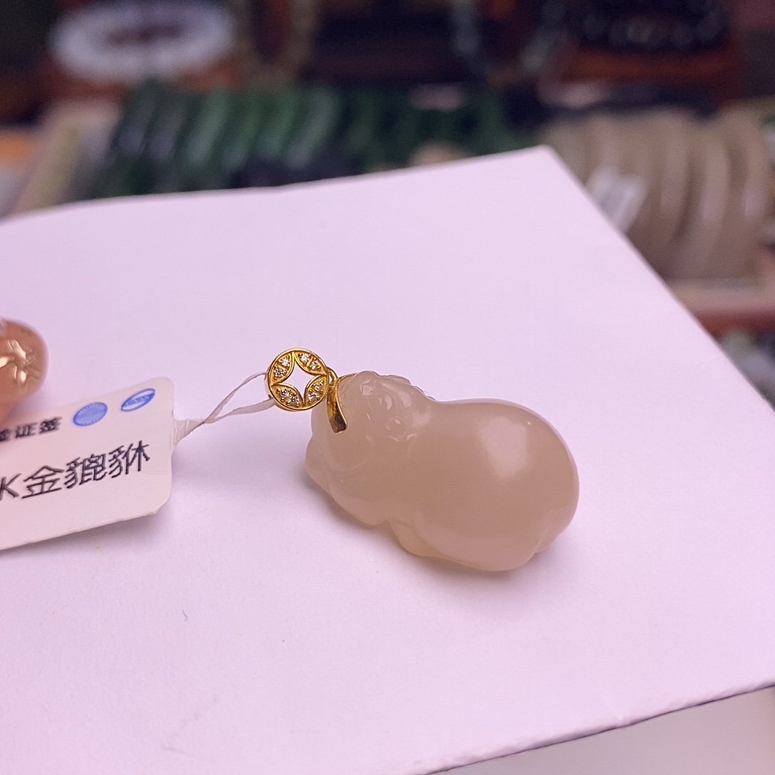 和田玉未镶嵌颈饰浓藕粉红粉金镶貔貅