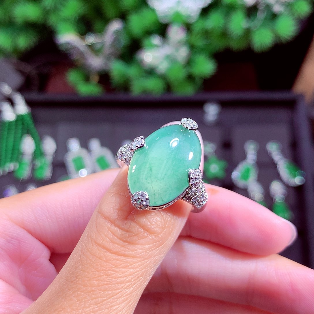 颈饰未镶嵌翡翠天然