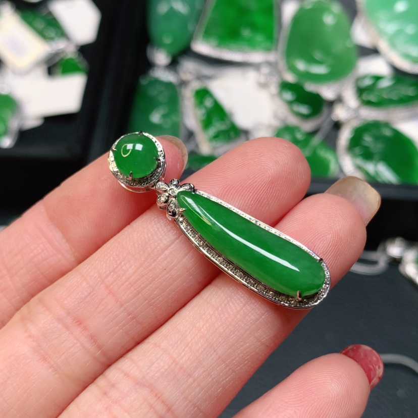 【闪购商品】翡翠吊坠(赠链)18K金镶嵌J***.