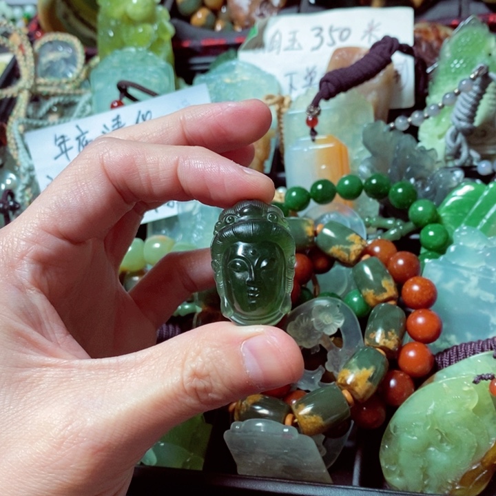 蛇纹石玉颈饰未镶嵌