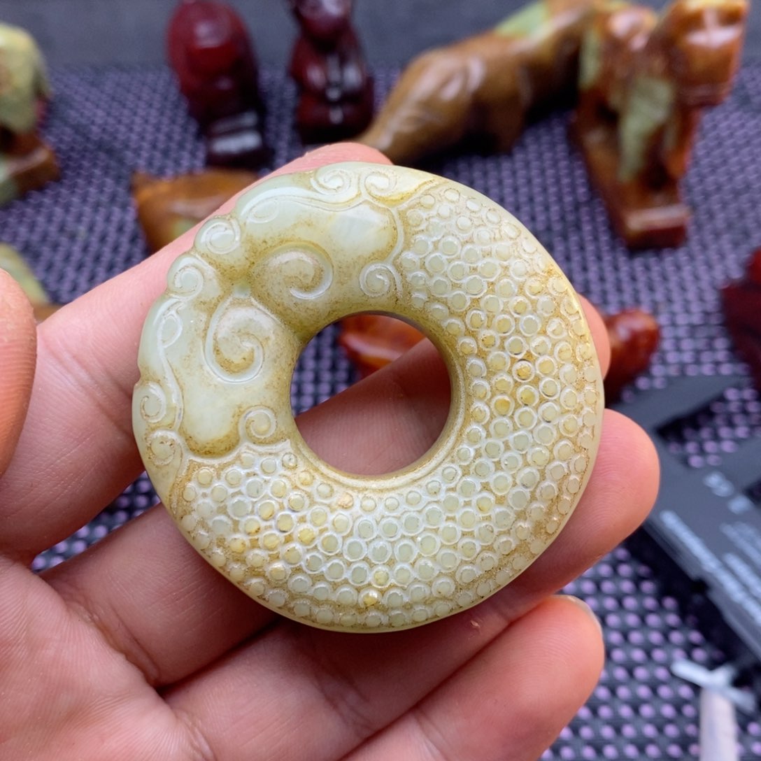 蛇纹石玉颈饰未镶嵌