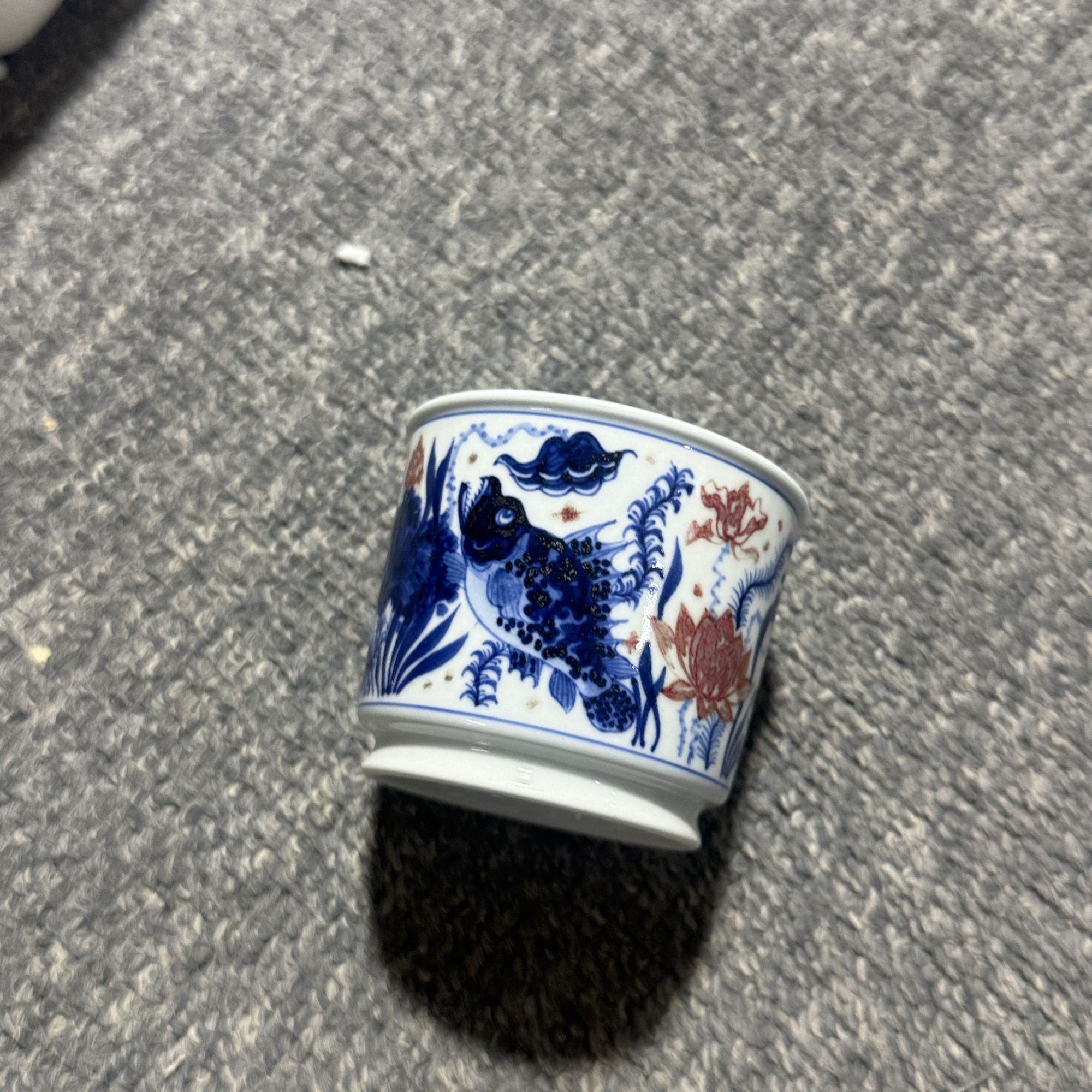 有瑕疵釉里红鱼藻容天杯