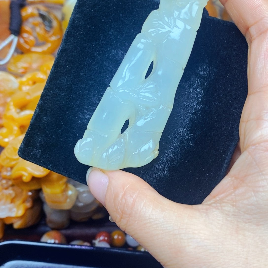 未镶嵌石英质玉（黄龙玉）颈饰
