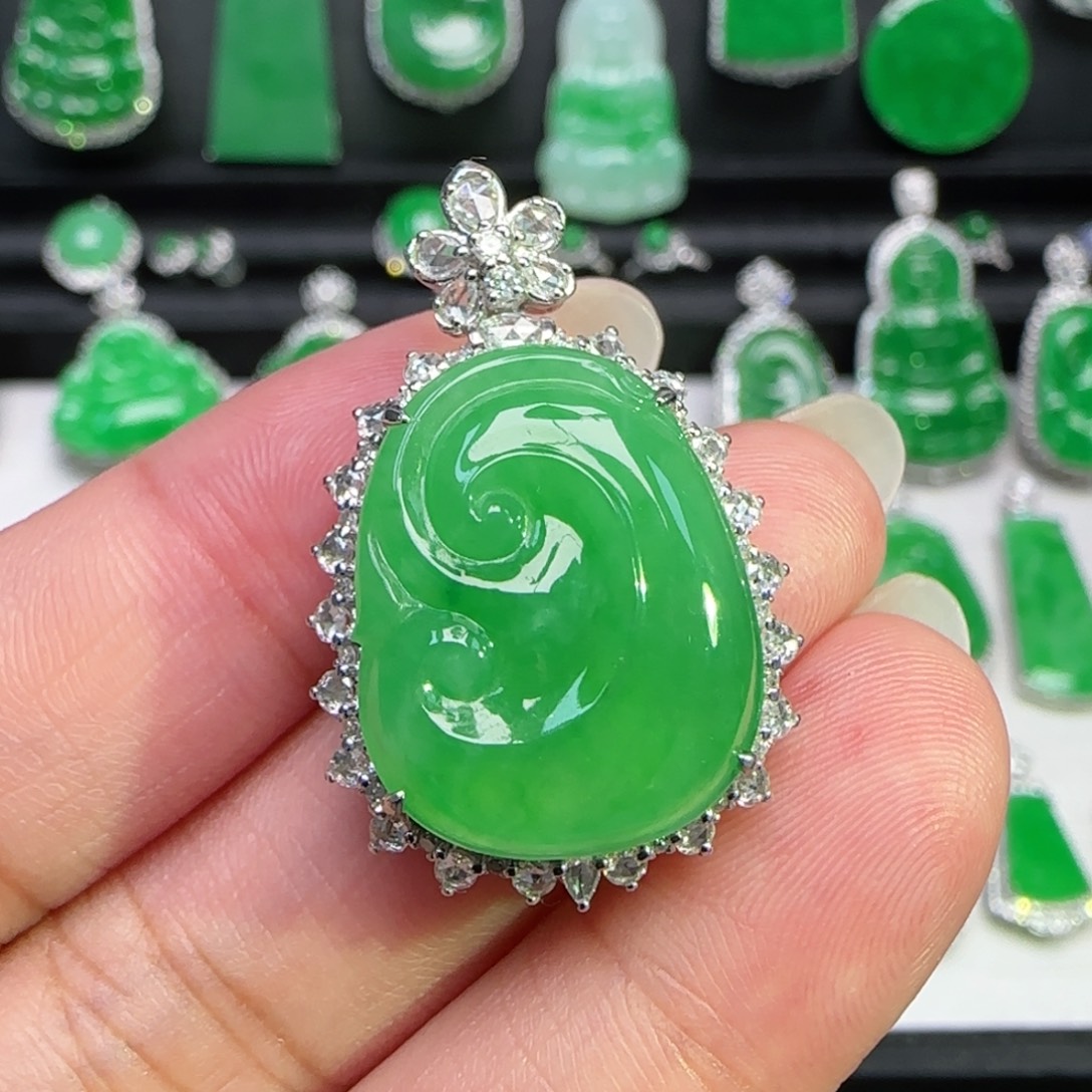 翡翠18K金镶嵌颈饰吊坠