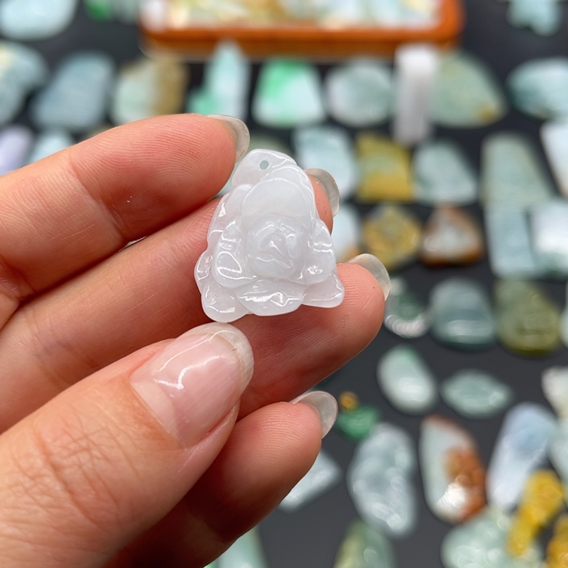 【闪购商品】翡翠颈饰未镶嵌牡丹花