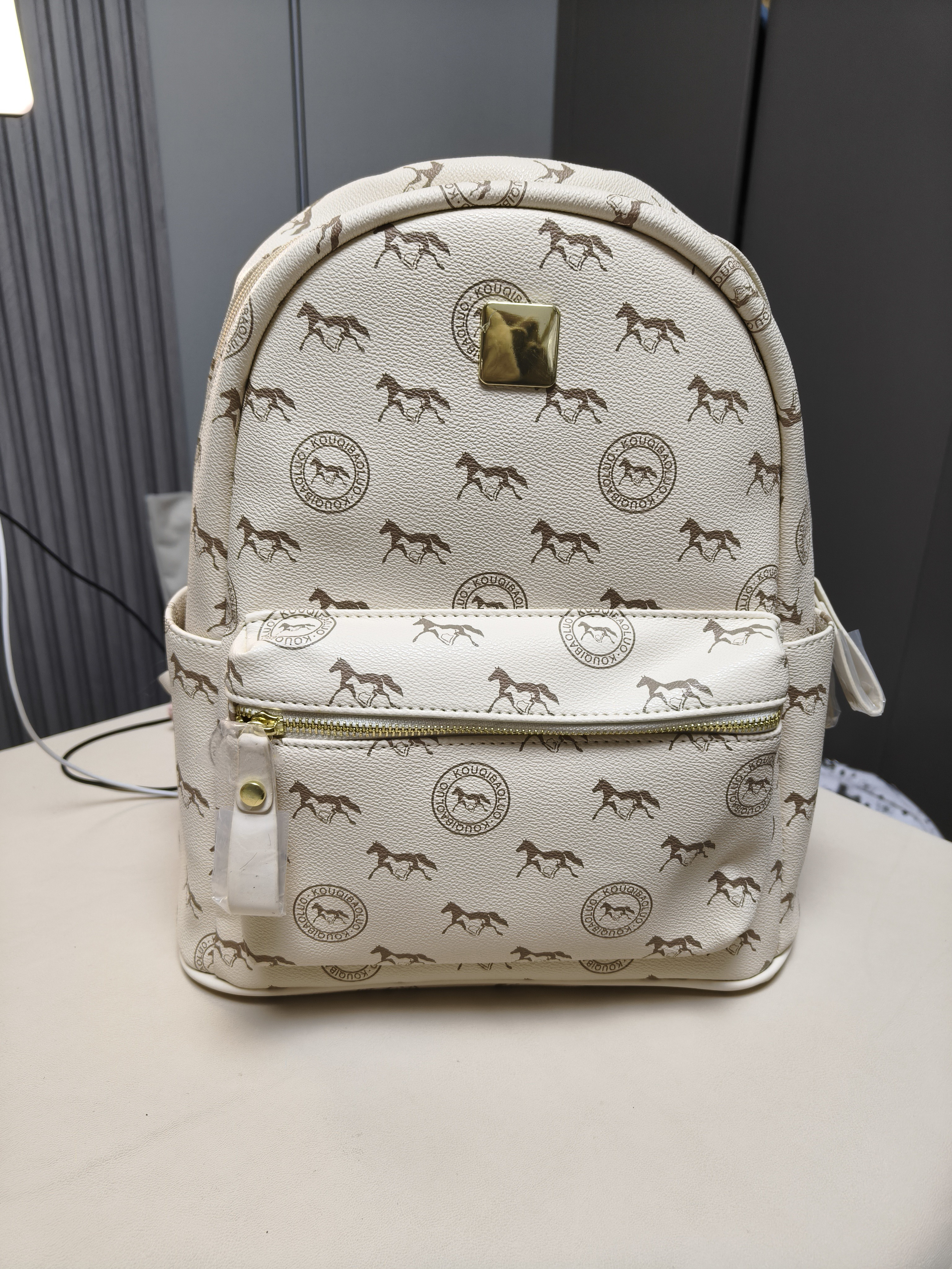 白色小飞马款双肩