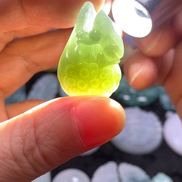 翡翠未镶嵌颈饰小莲蓬