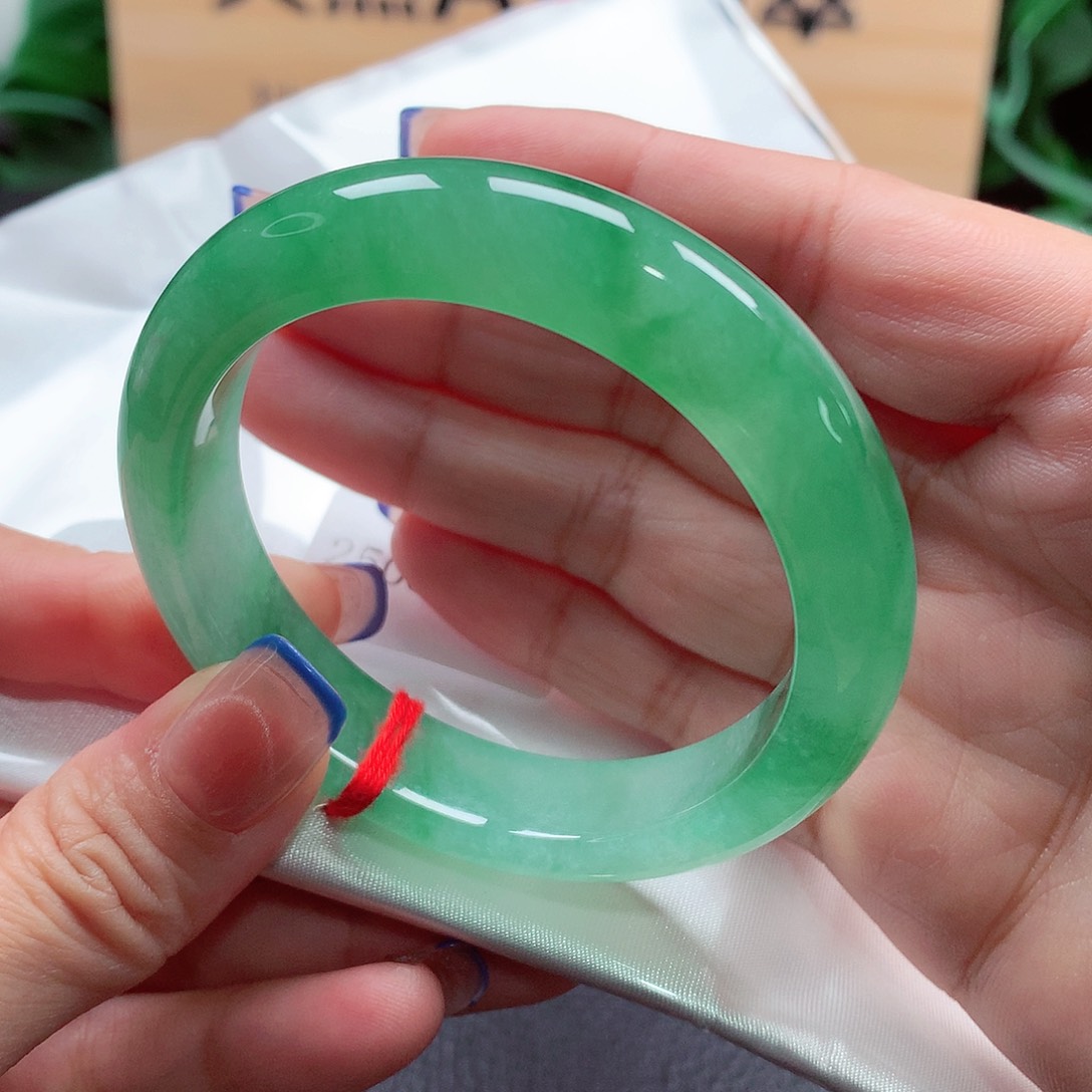 未镶嵌手镯翡翠83号，冰绿，种色兼备，有纹