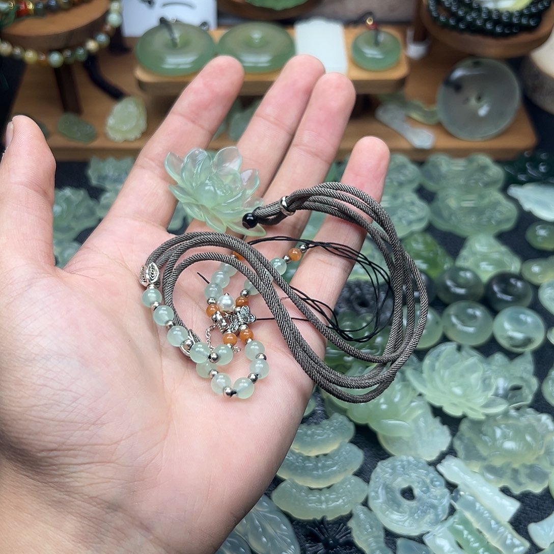 这***上蛇纹石玉未镶嵌颈饰荷花