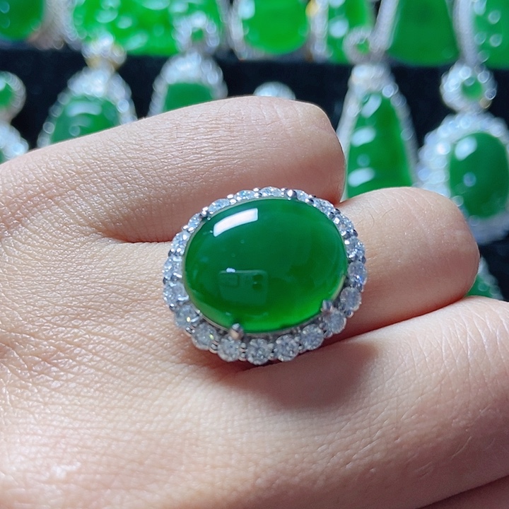 翡翠18K金镶嵌颈饰187。