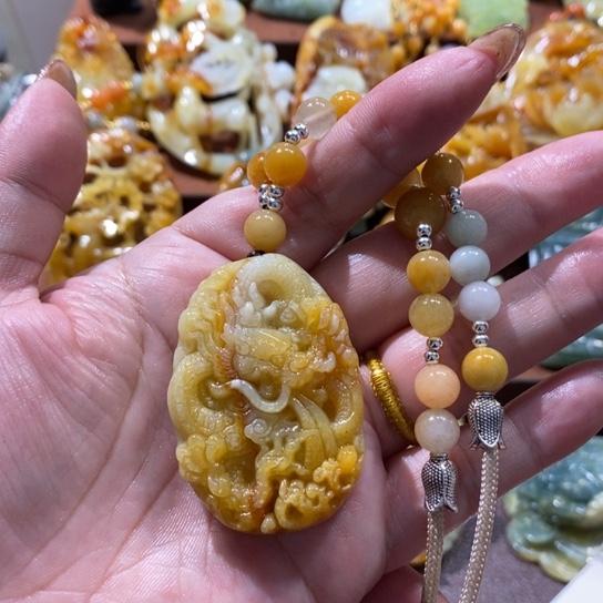蛇纹石玉未镶嵌颈饰