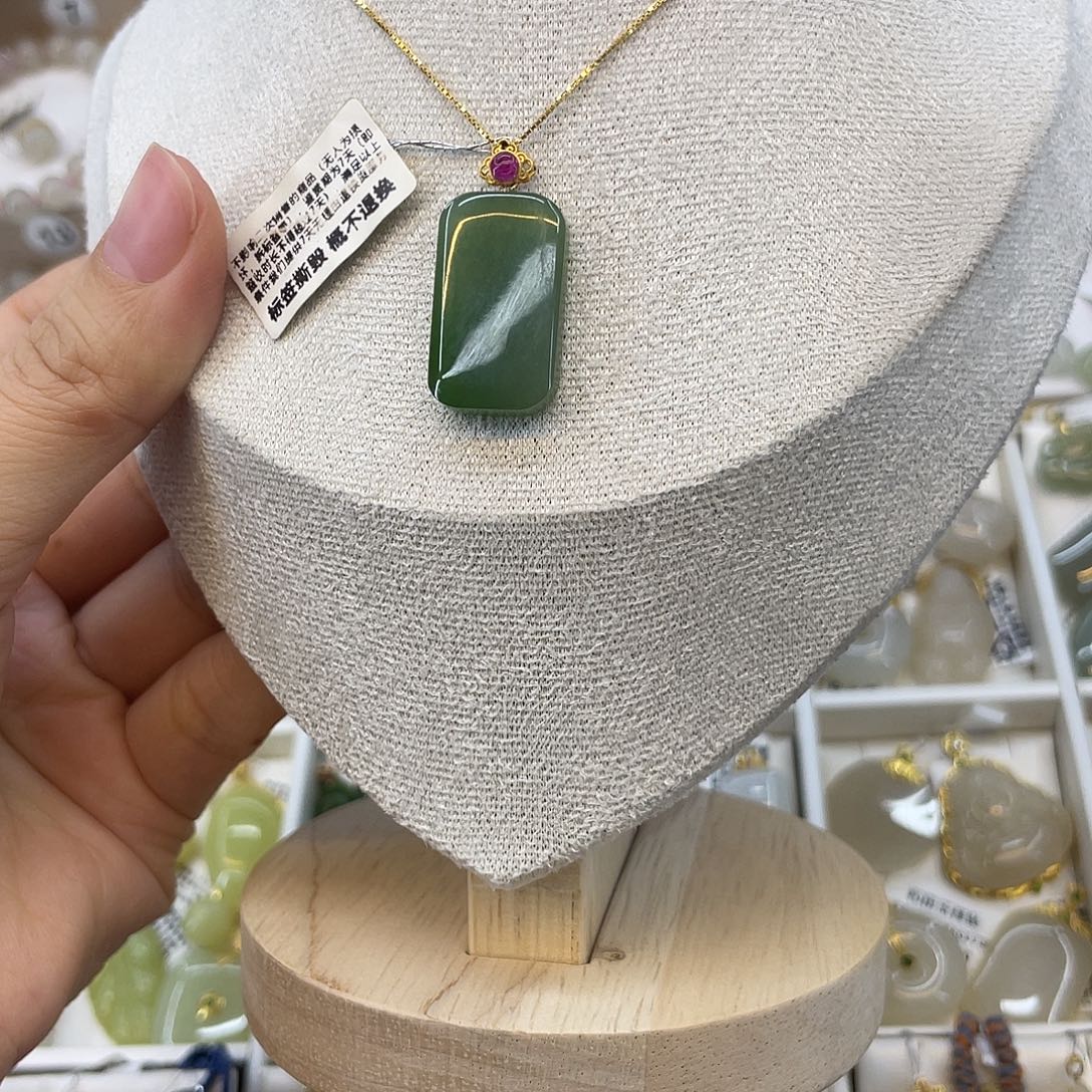 和田玉18K金镶嵌吊坠(赠链)