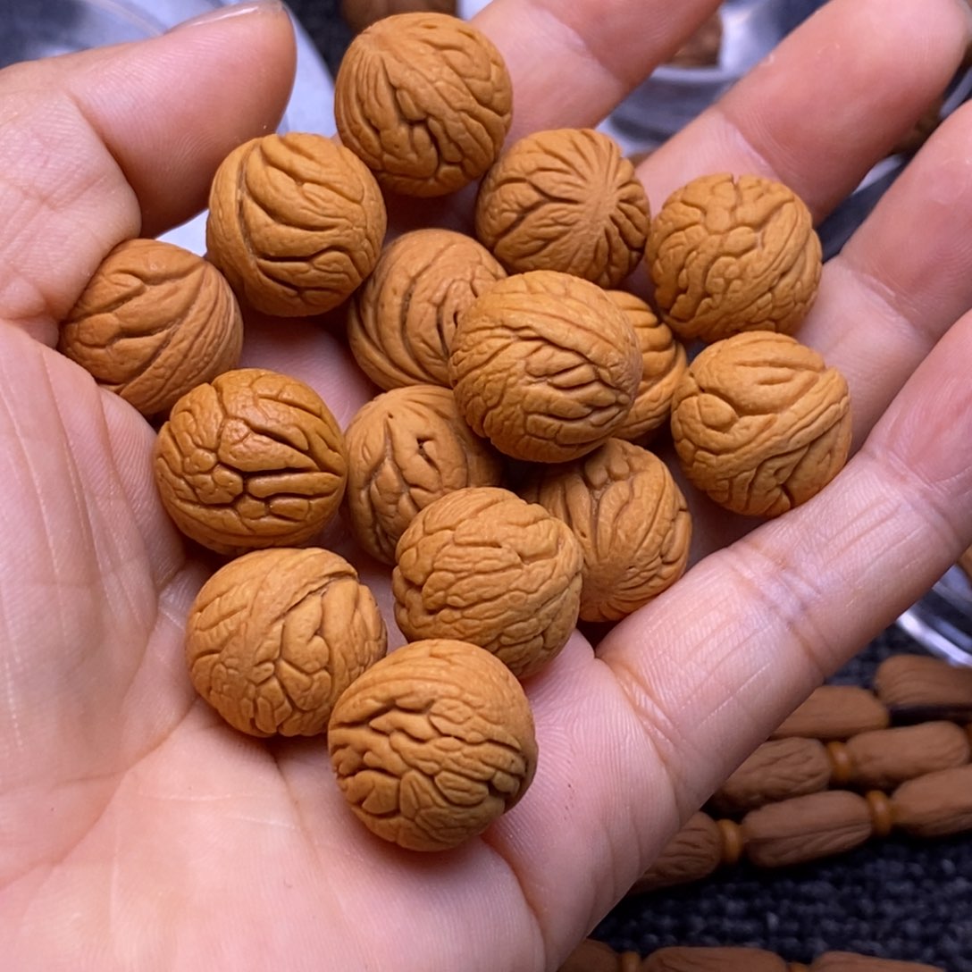 成*十秦岭龙纹桃核手串