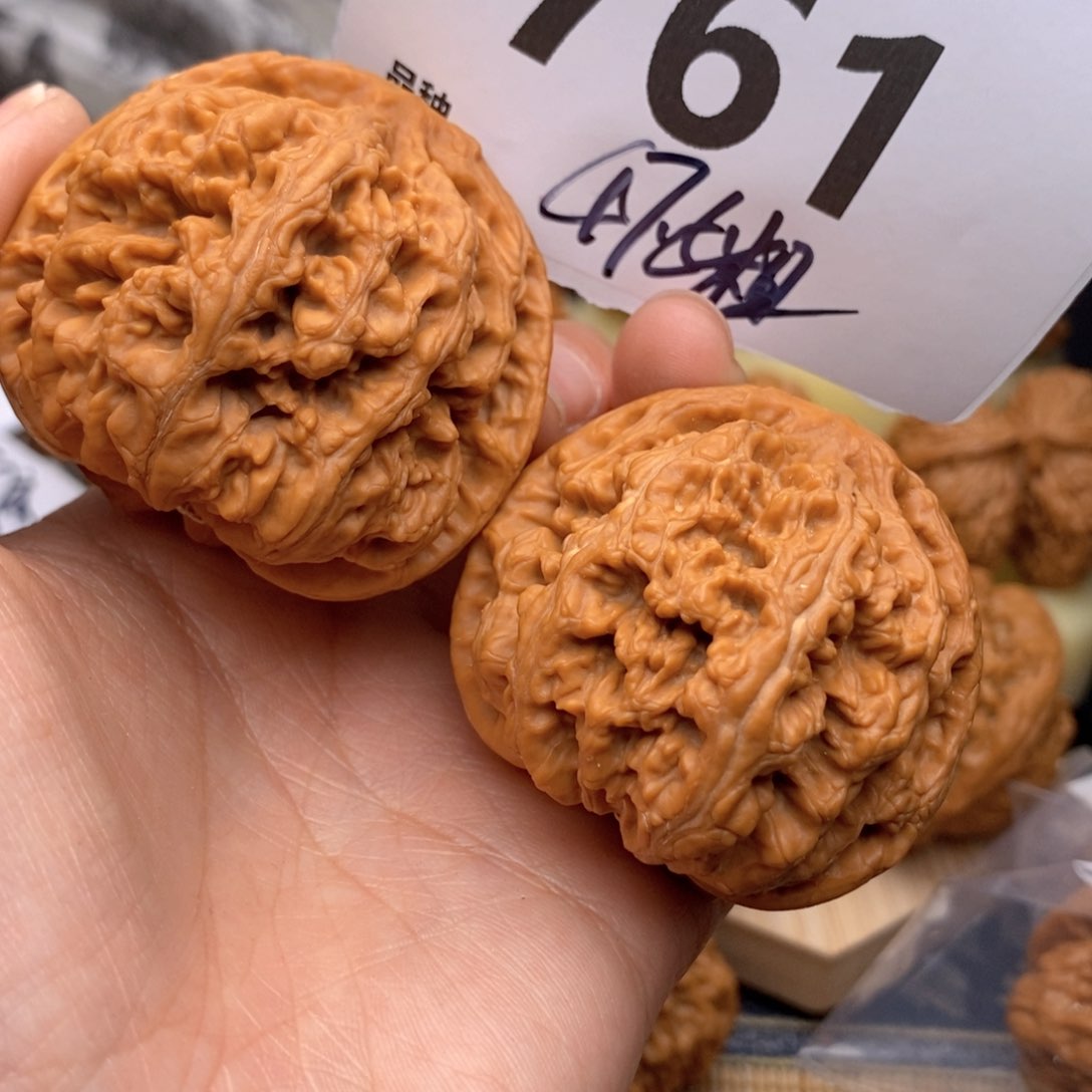 文玩核桃吊坠761号47.5粗筋