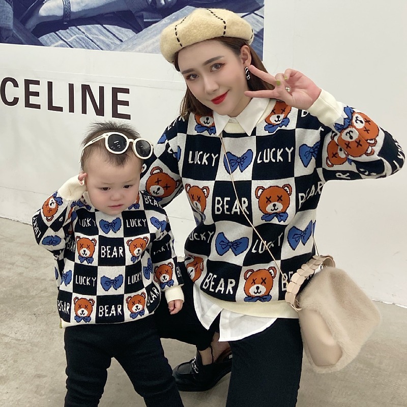 2024年秋冬火出圈的小熊毛衣软糯舒适超萌抨击小熊提花亲子装批发