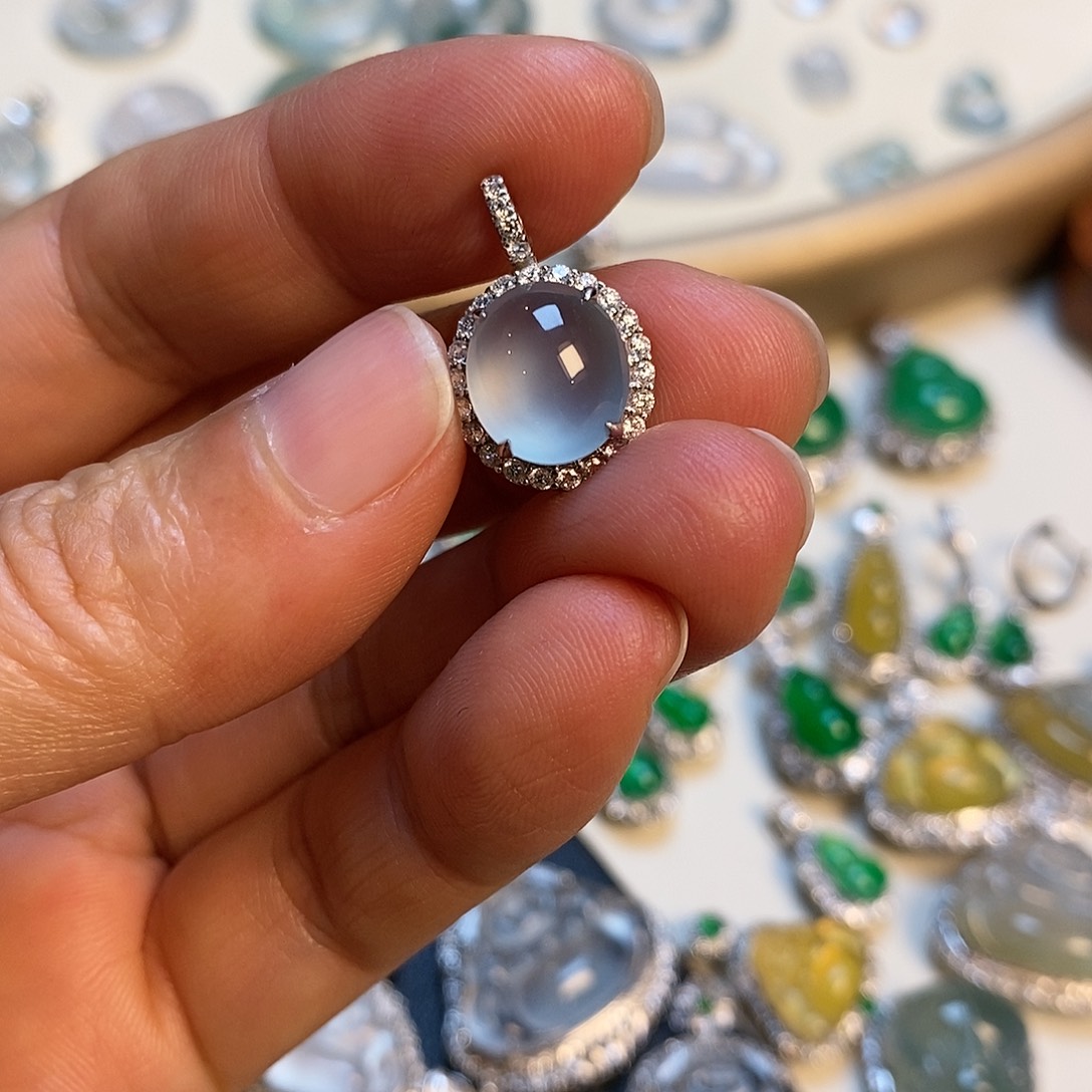 翡翠颈饰18K金镶嵌蛋面