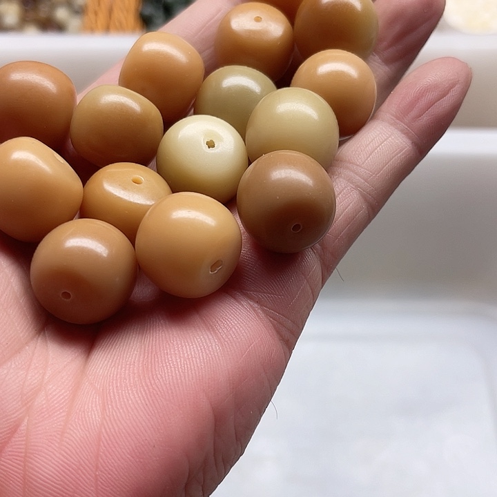 白玉菩提吊坠瑕疵19向日葵桶珠15颗