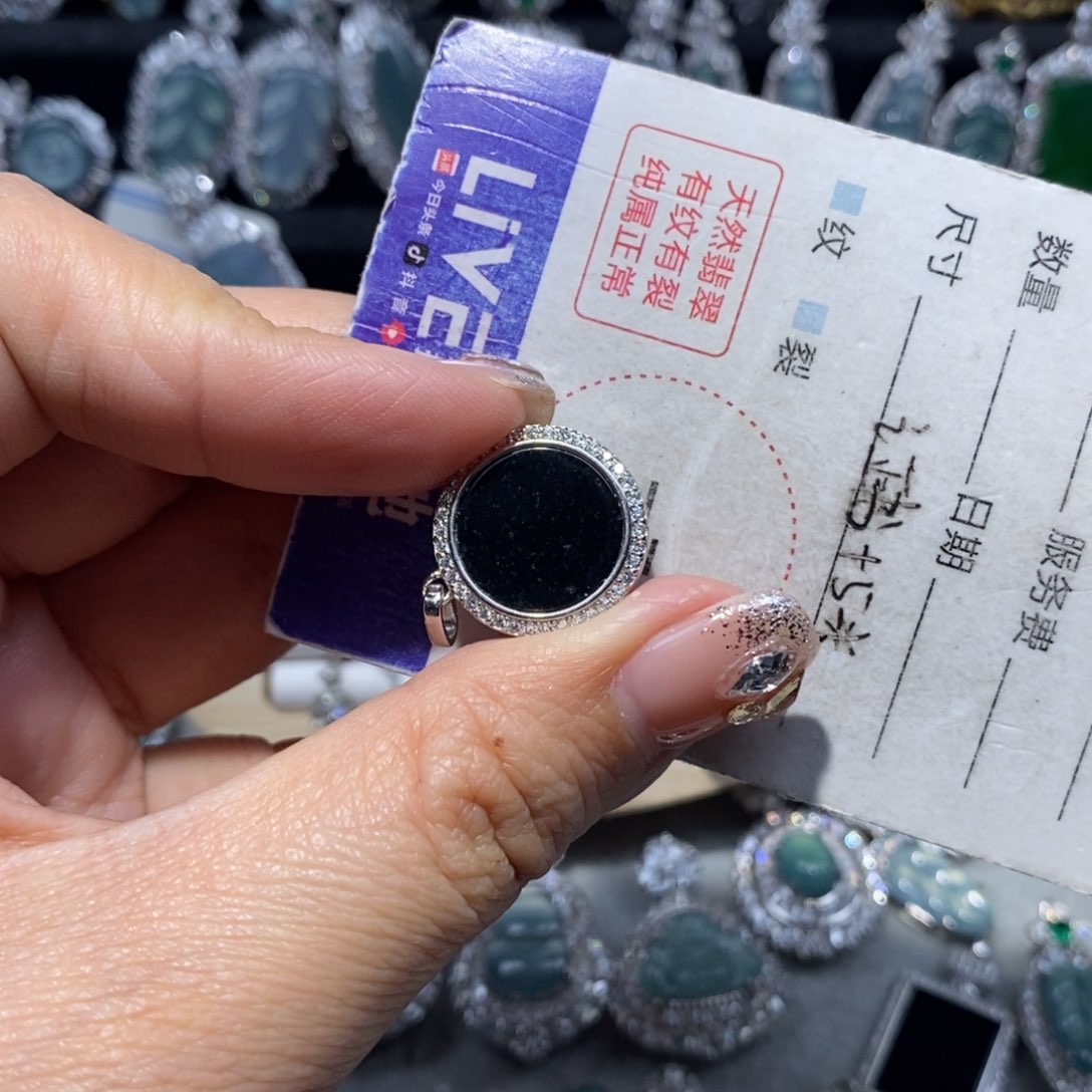 翡翠颈饰未镶嵌翡翠