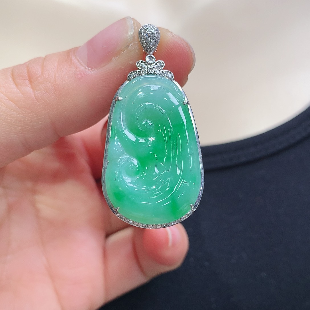 翡翠颈饰18K金镶嵌如意