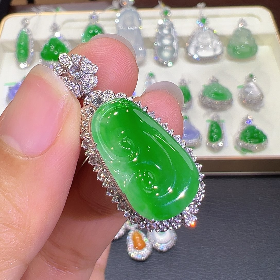 翡翠18K金镶嵌颈饰