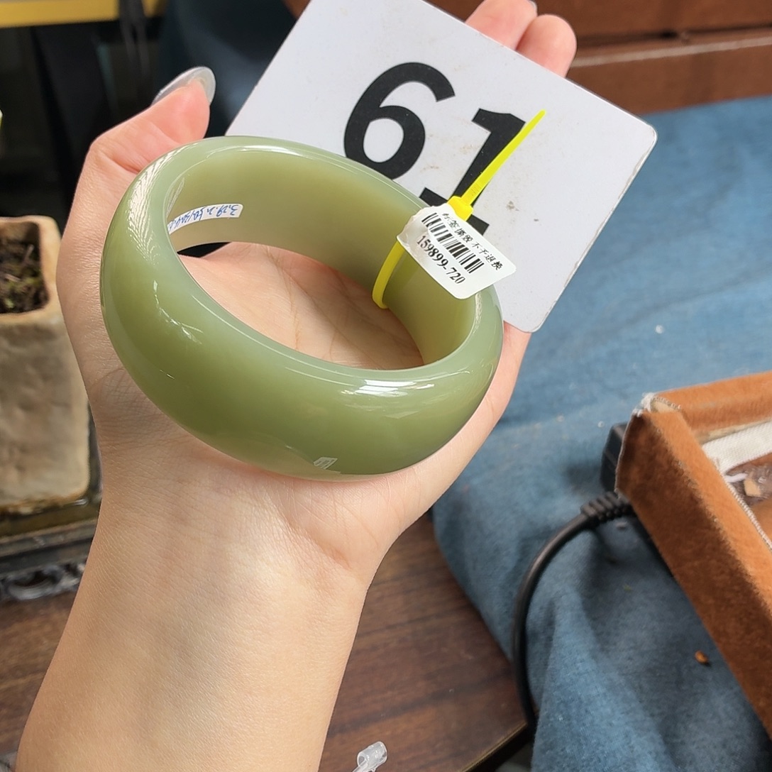 和田玉未镶嵌手镯