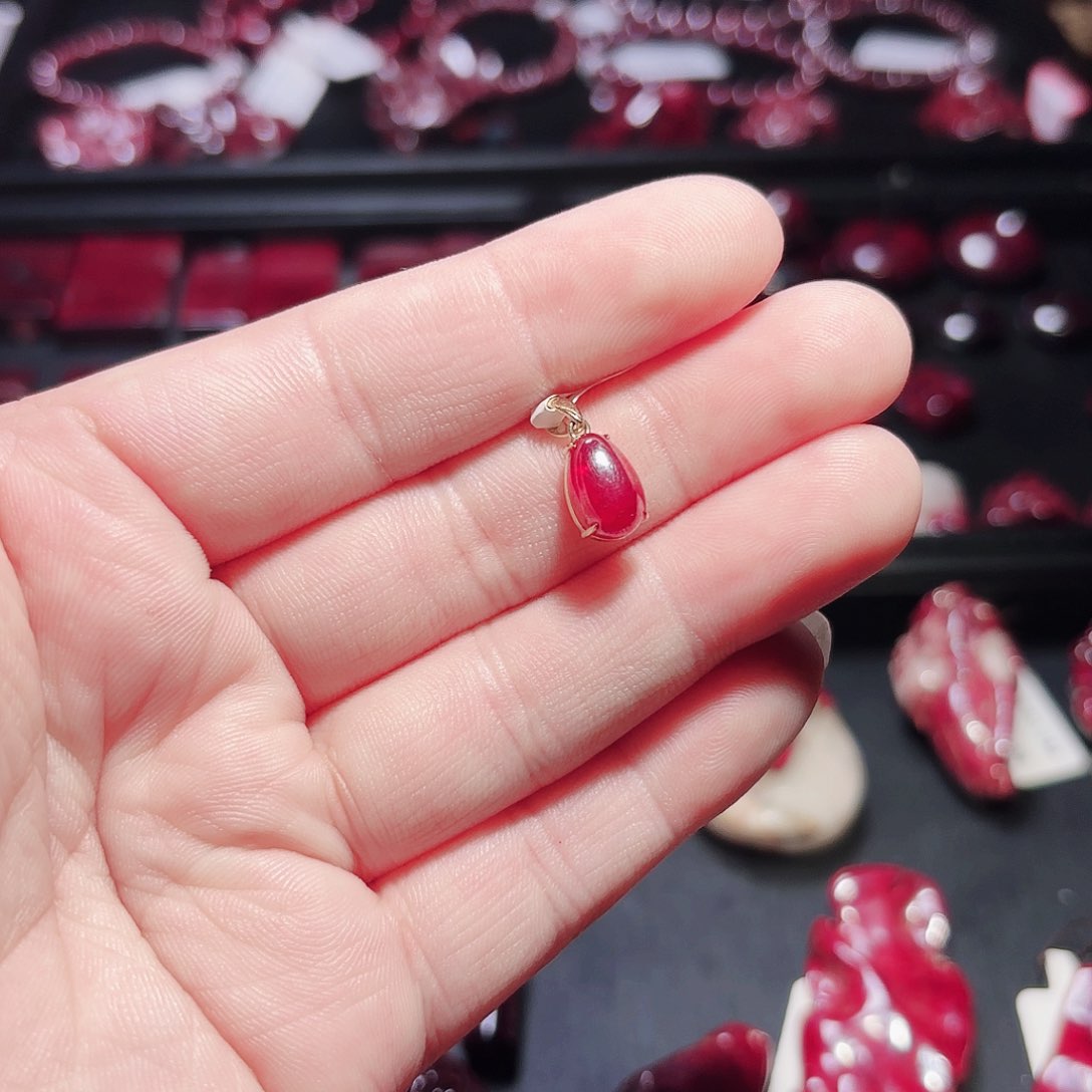 天然辰砂小*莹天然朱砂单晶体镶嵌18k