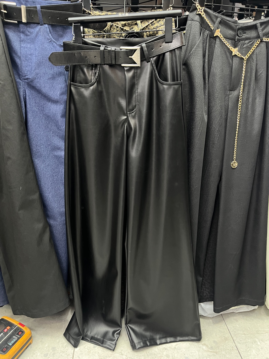 宽松版软料子薄款皮裤