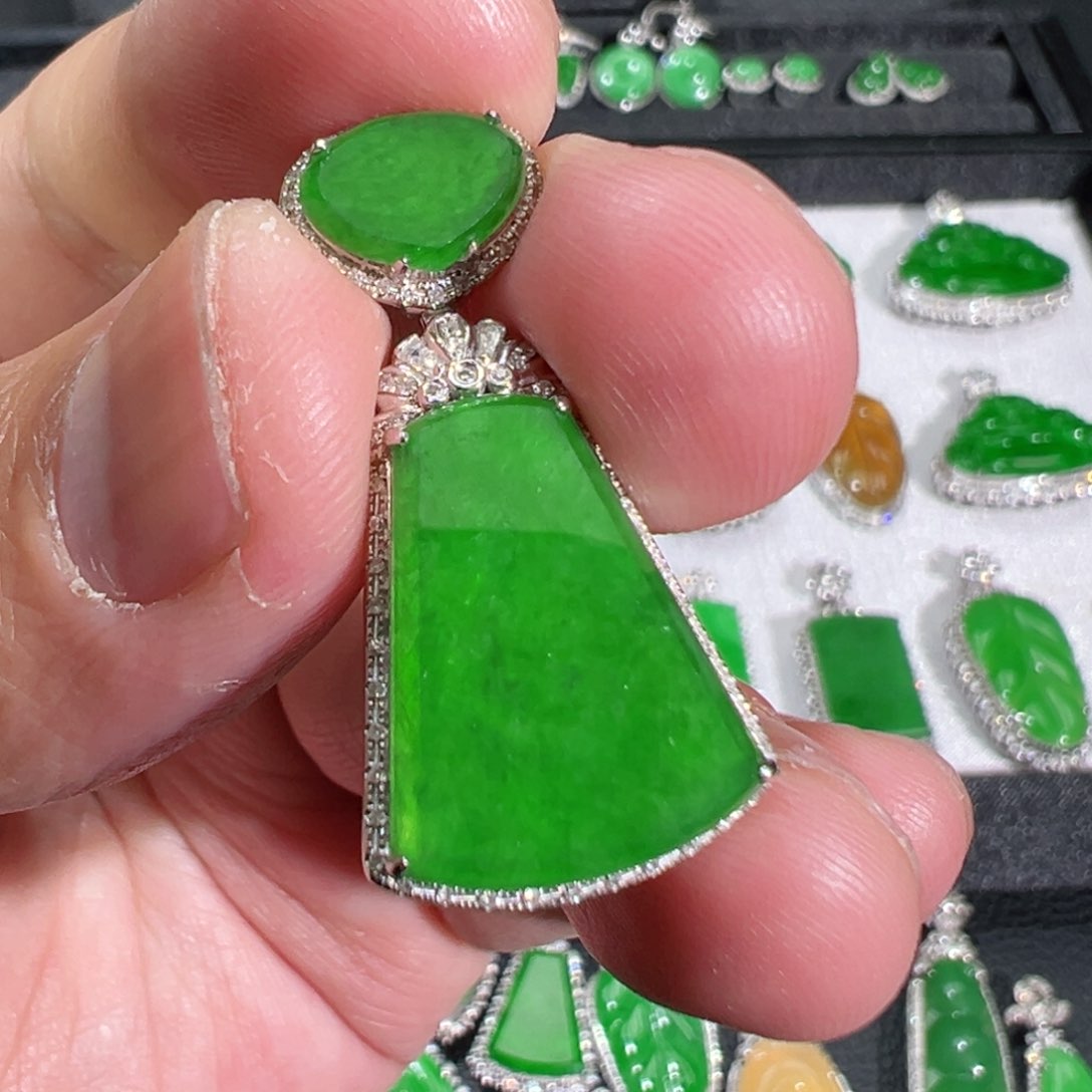 【闪购商品】翡翠吊坠(不含链)18K金镶嵌