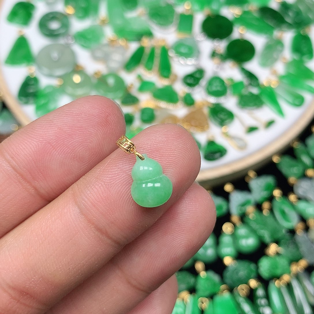 翡翠配石18K金扣 小巧精美飘阳绿小葫芦