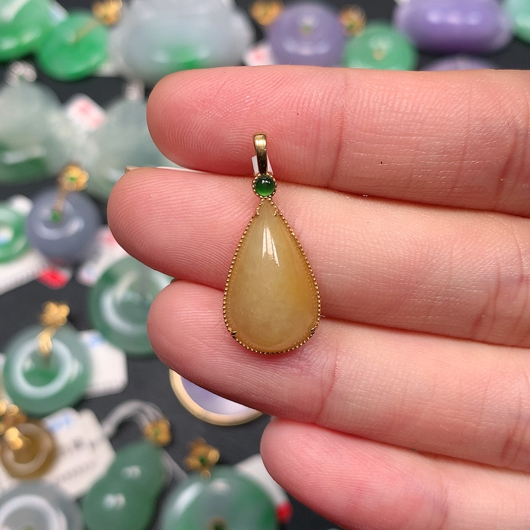 颈饰18K金镶嵌翡翠翡翠吊坠